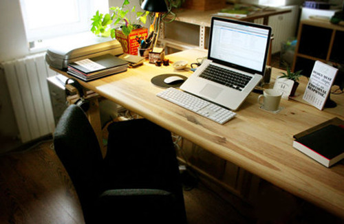 办公桌摆放佳位置和方向_办公桌摆放应注意三点事项